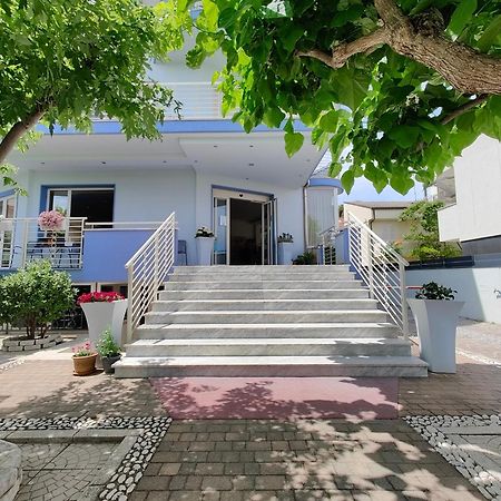 Hotel Moderno - Bed & Breakfast Cervia Bagian luar foto