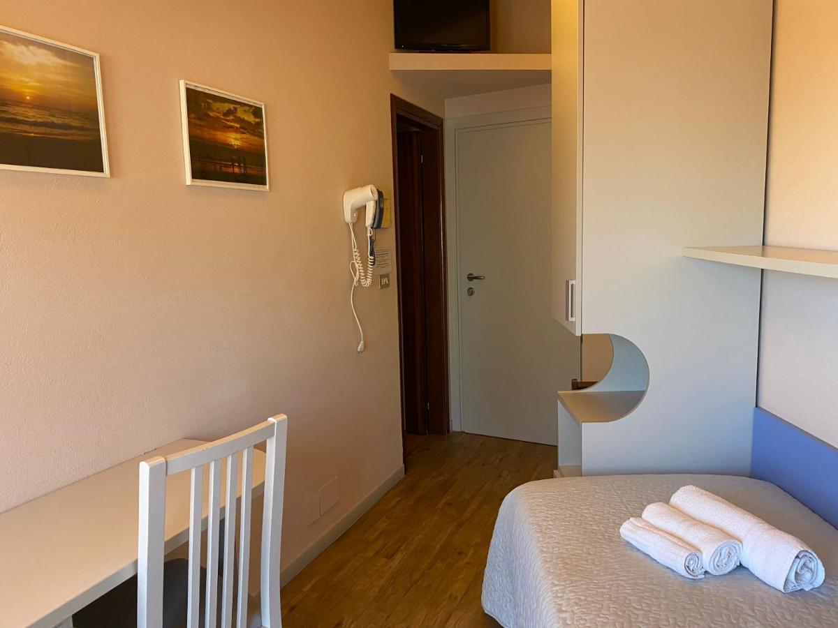 Hotel Moderno - Bed & Breakfast Cervia Bagian luar foto