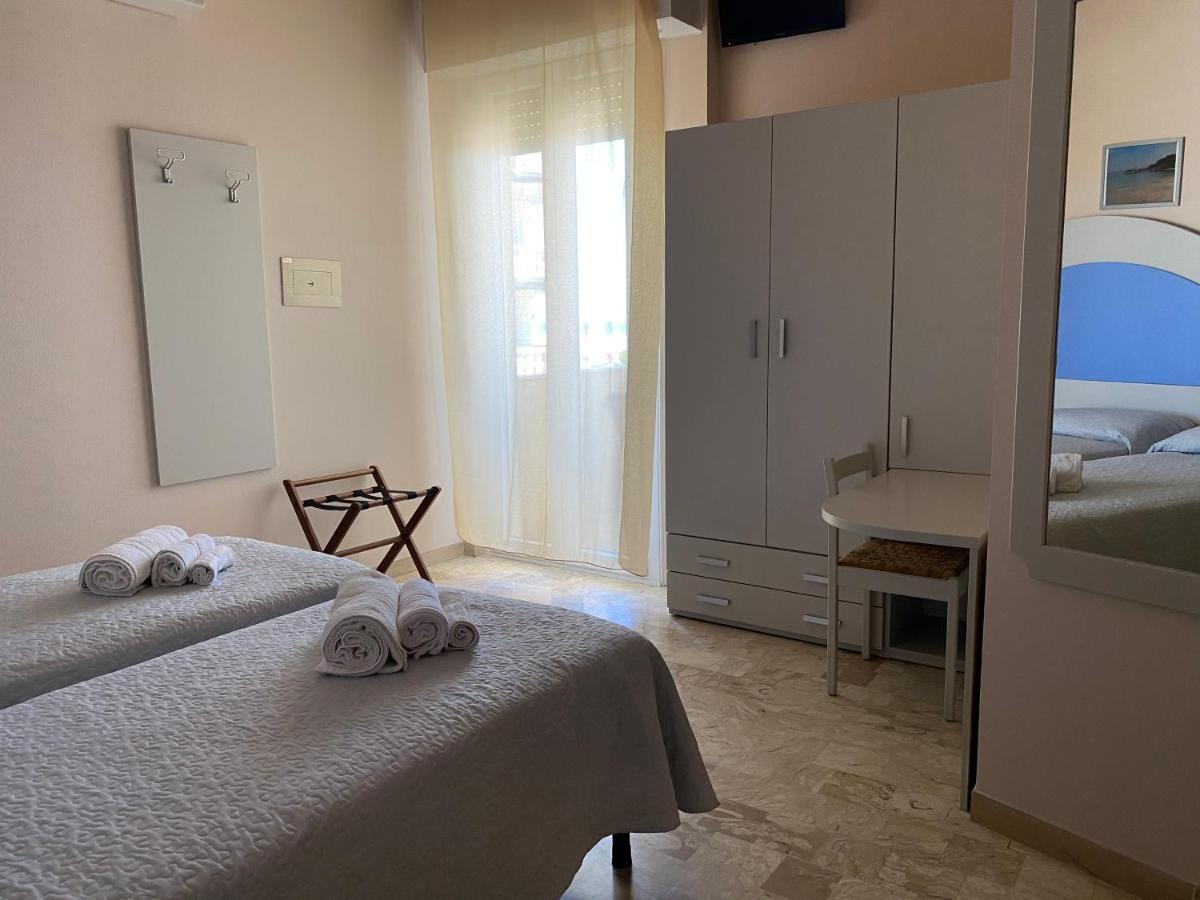 Hotel Moderno - Bed & Breakfast Cervia Bagian luar foto