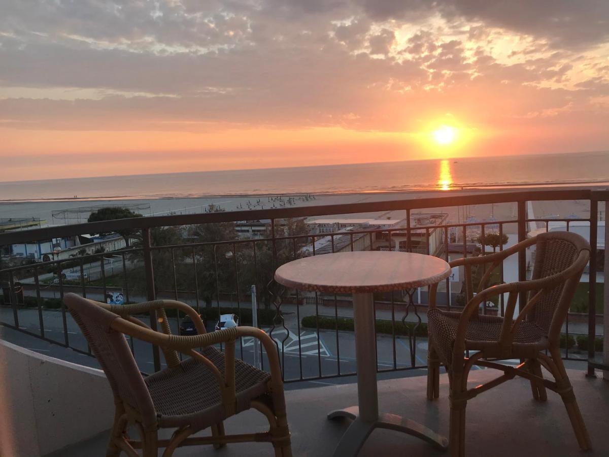 Hotel Moderno - Bed & Breakfast Cervia Bagian luar foto
