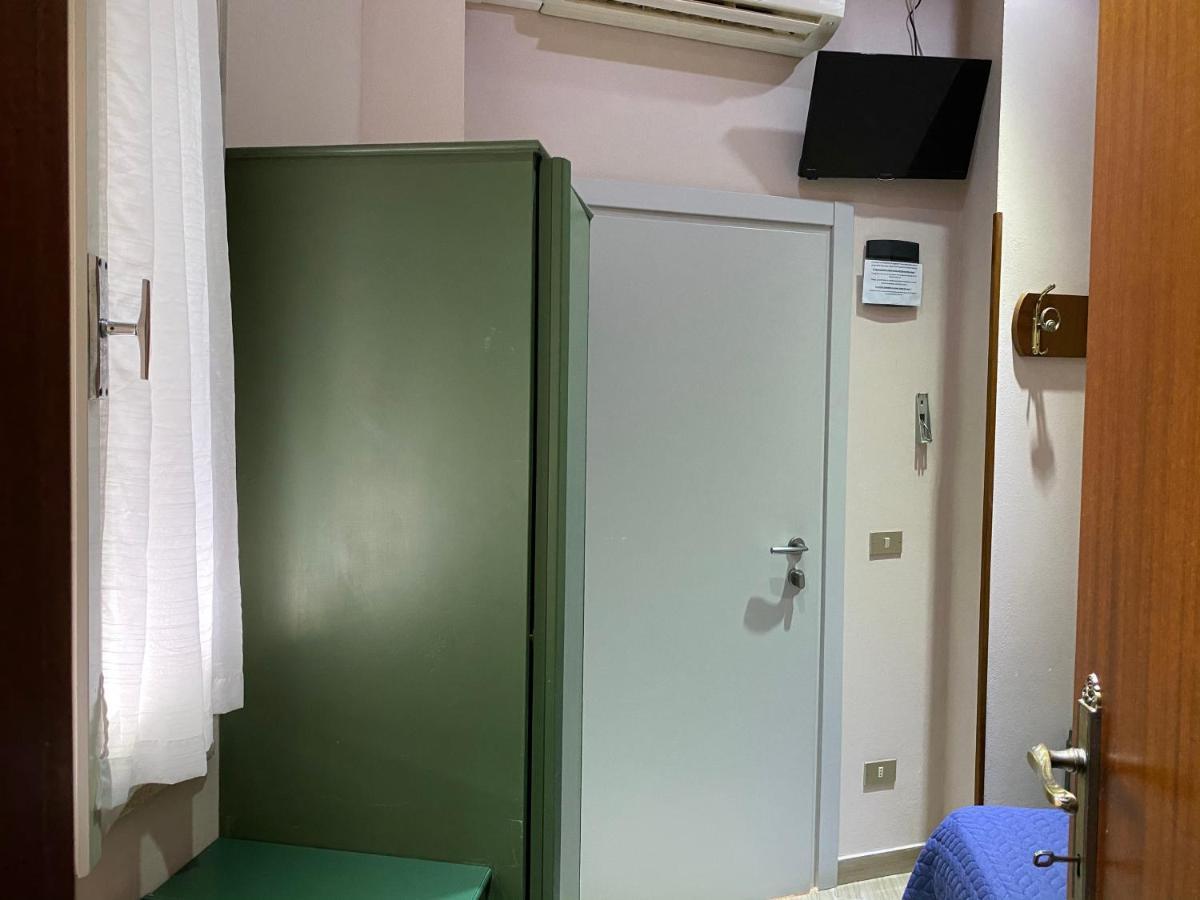 Hotel Moderno - Bed & Breakfast Cervia Bagian luar foto