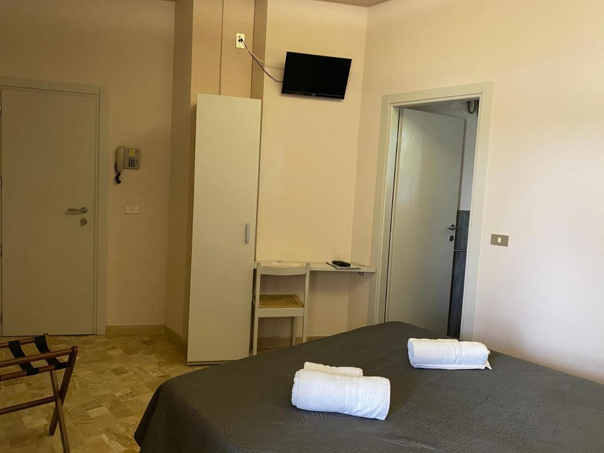 Hotel Moderno - Bed & Breakfast Cervia Bagian luar foto