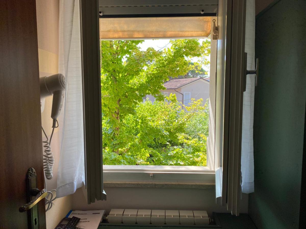 Hotel Moderno - Bed & Breakfast Cervia Bagian luar foto