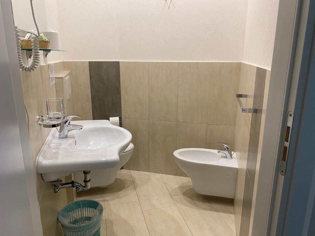 Hotel Moderno - Bed & Breakfast Cervia Bagian luar foto