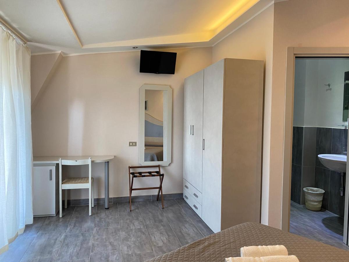 Hotel Moderno - Bed & Breakfast Cervia Bagian luar foto