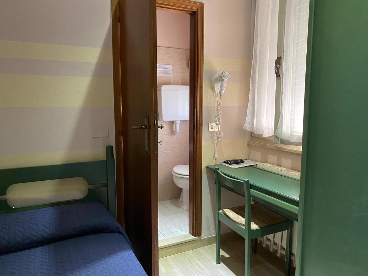 Hotel Moderno - Bed & Breakfast Cervia Bagian luar foto