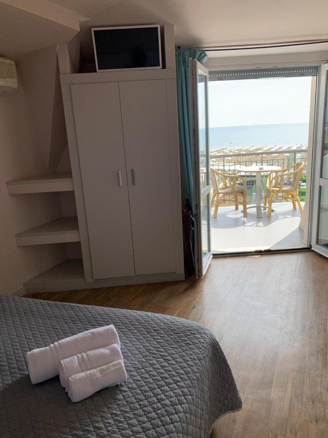 Hotel Moderno - Bed & Breakfast Cervia Bagian luar foto