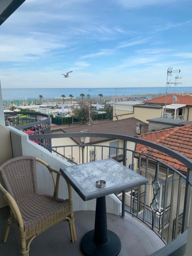 Hotel Moderno - Bed & Breakfast Cervia Bagian luar foto