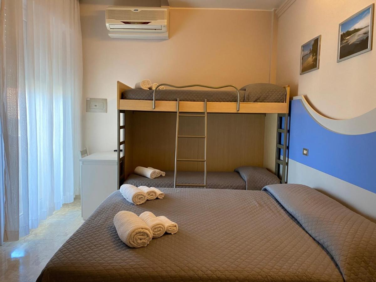 Hotel Moderno - Bed & Breakfast Cervia Bagian luar foto