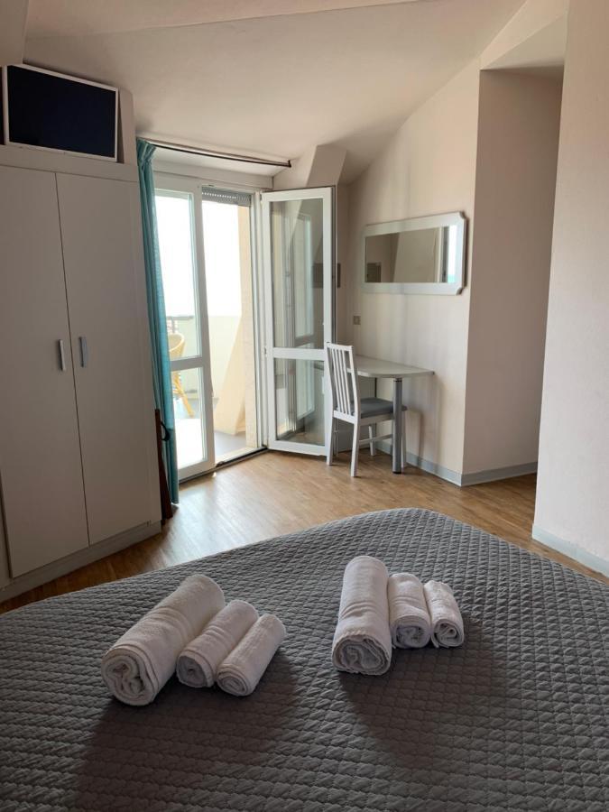 Hotel Moderno - Bed & Breakfast Cervia Bagian luar foto