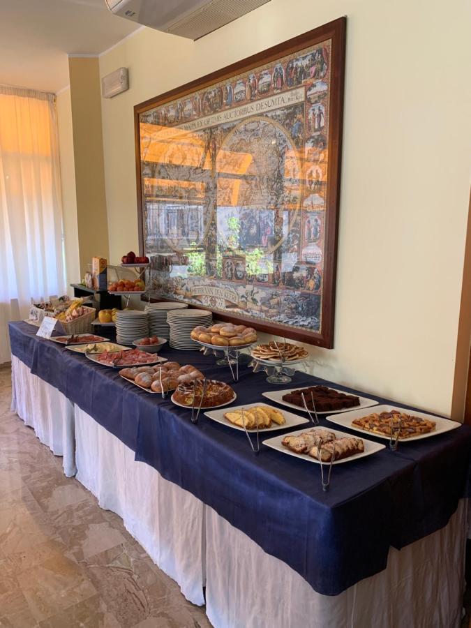 Hotel Moderno - Bed & Breakfast Cervia Bagian luar foto