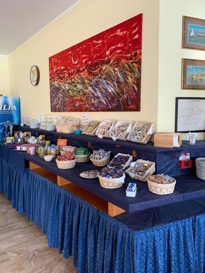Hotel Moderno - Bed & Breakfast Cervia Bagian luar foto