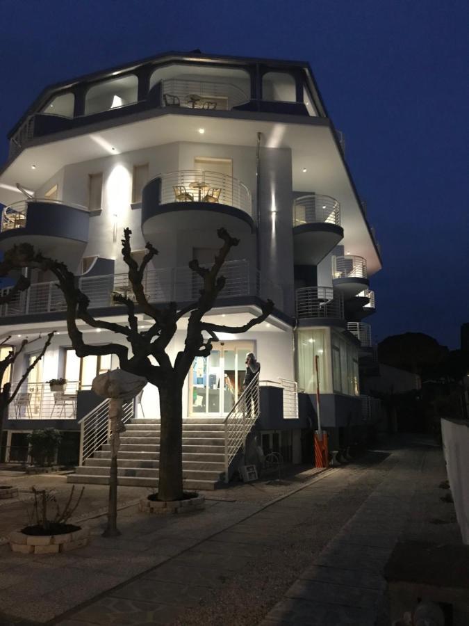 Hotel Moderno - Bed & Breakfast Cervia Bagian luar foto