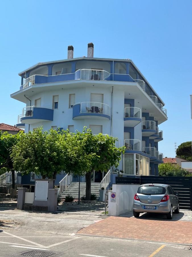 Hotel Moderno - Bed & Breakfast Cervia Bagian luar foto
