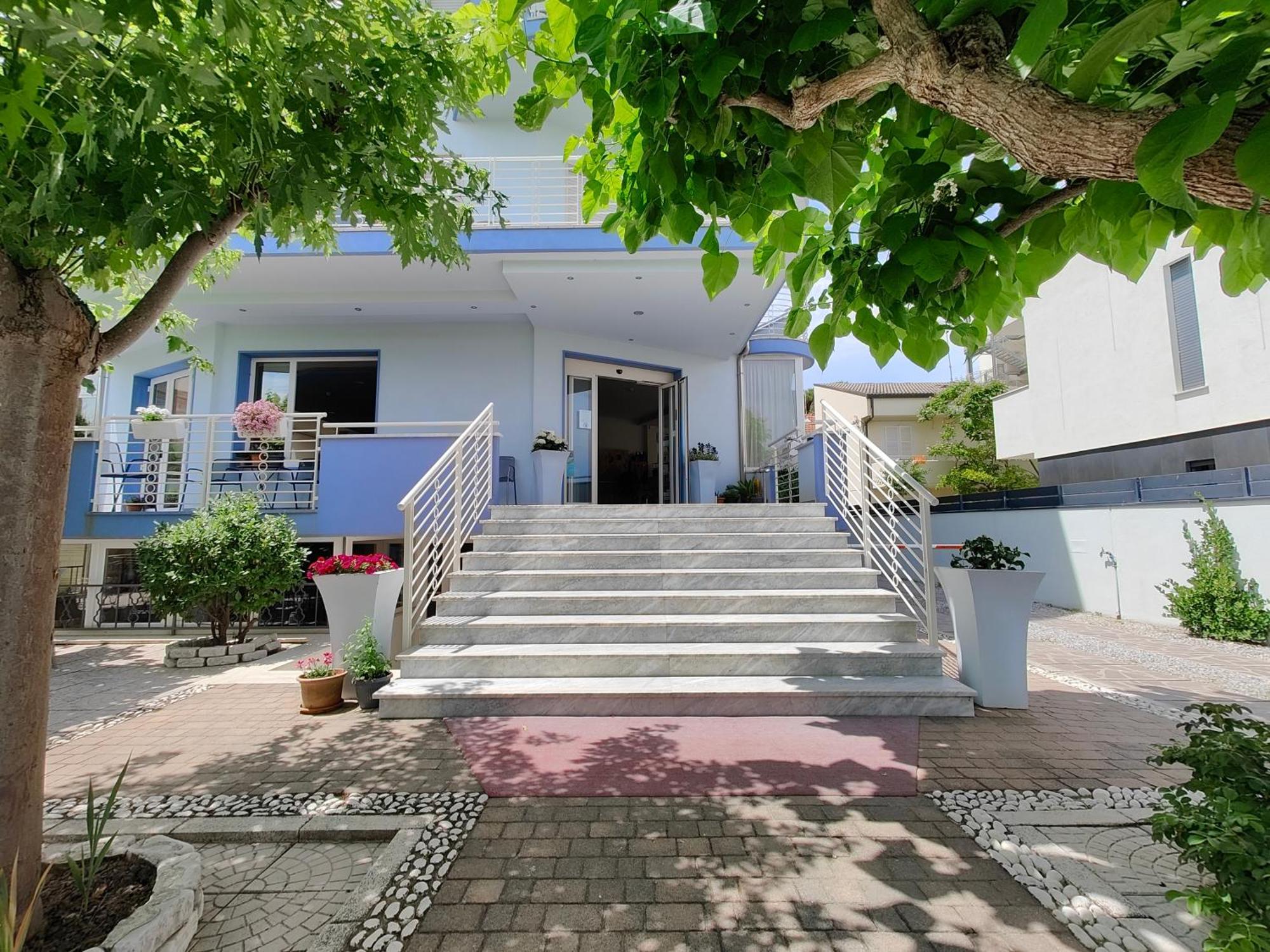 Hotel Moderno - Bed & Breakfast Cervia Bagian luar foto