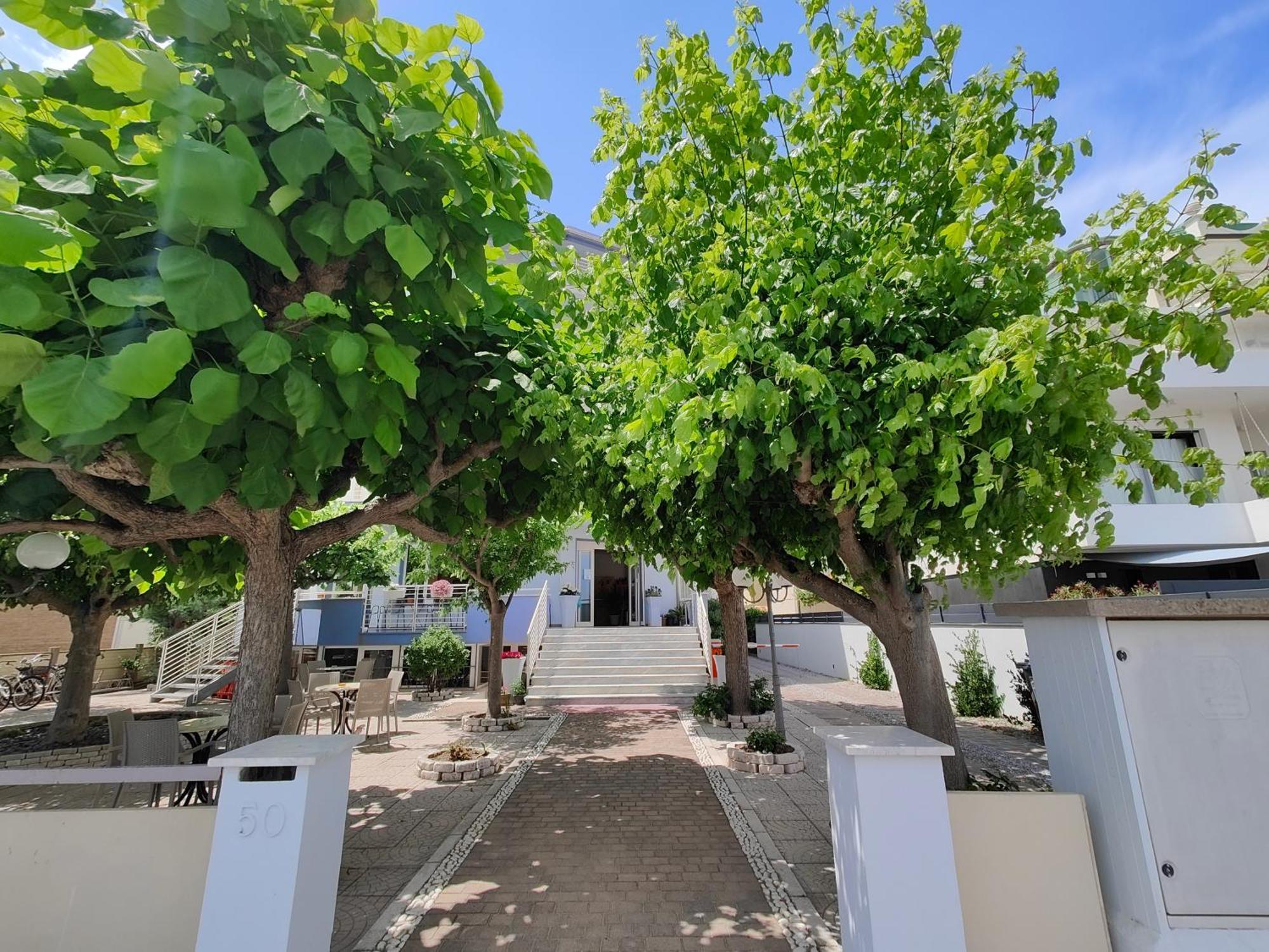 Hotel Moderno - Bed & Breakfast Cervia Bagian luar foto