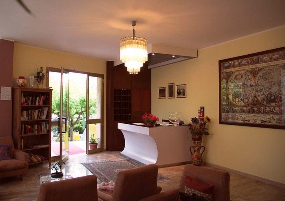Hotel Moderno - Bed & Breakfast Cervia Bagian luar foto