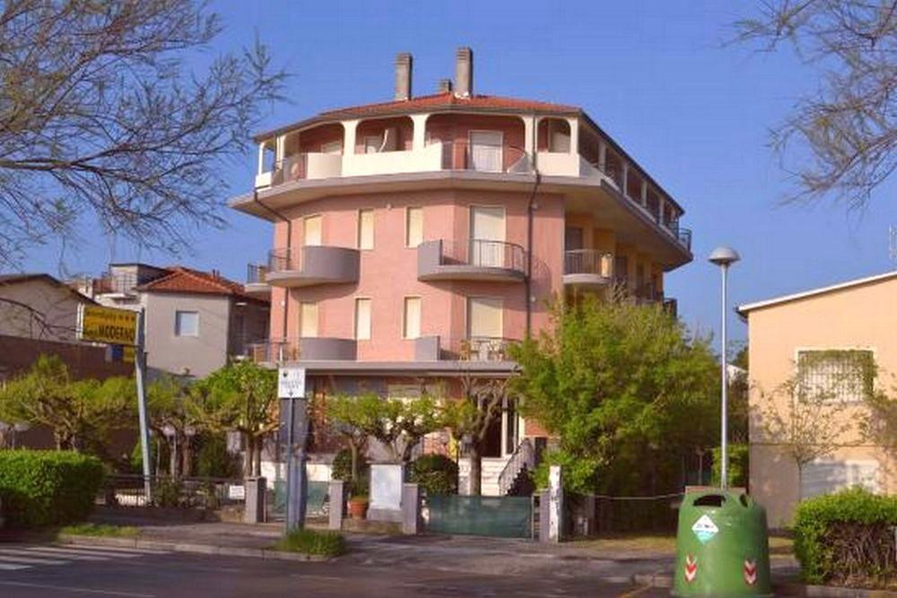 Hotel Moderno - Bed & Breakfast Cervia Bagian luar foto