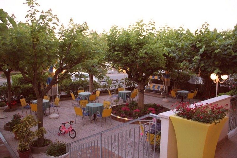 Hotel Moderno - Bed & Breakfast Cervia Bagian luar foto