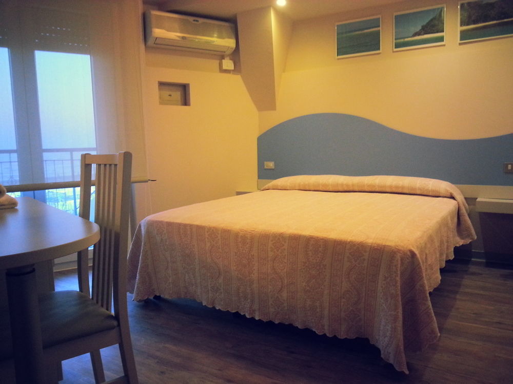 Hotel Moderno - Bed & Breakfast Cervia Bagian luar foto