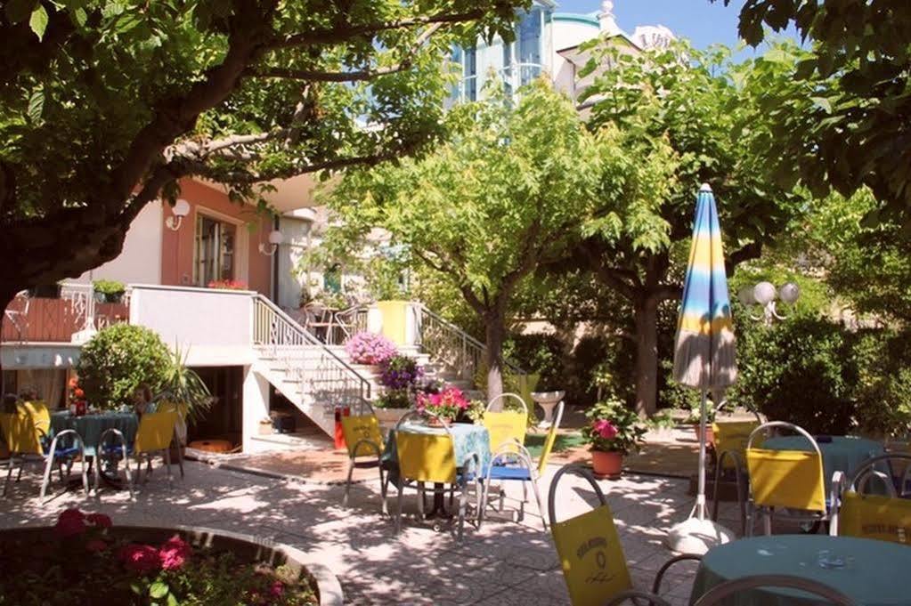 Hotel Moderno - Bed & Breakfast Cervia Bagian luar foto