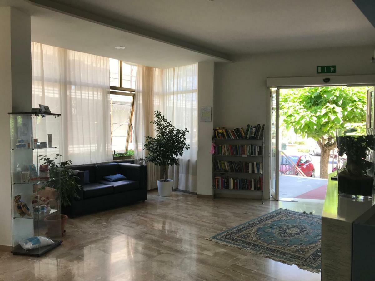 Hotel Moderno - Bed & Breakfast Cervia Bagian luar foto