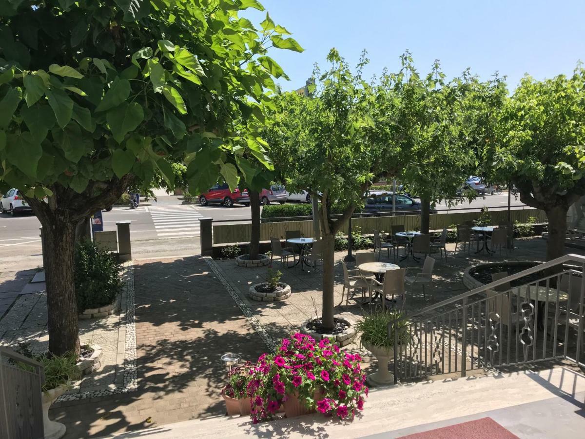 Hotel Moderno - Bed & Breakfast Cervia Bagian luar foto