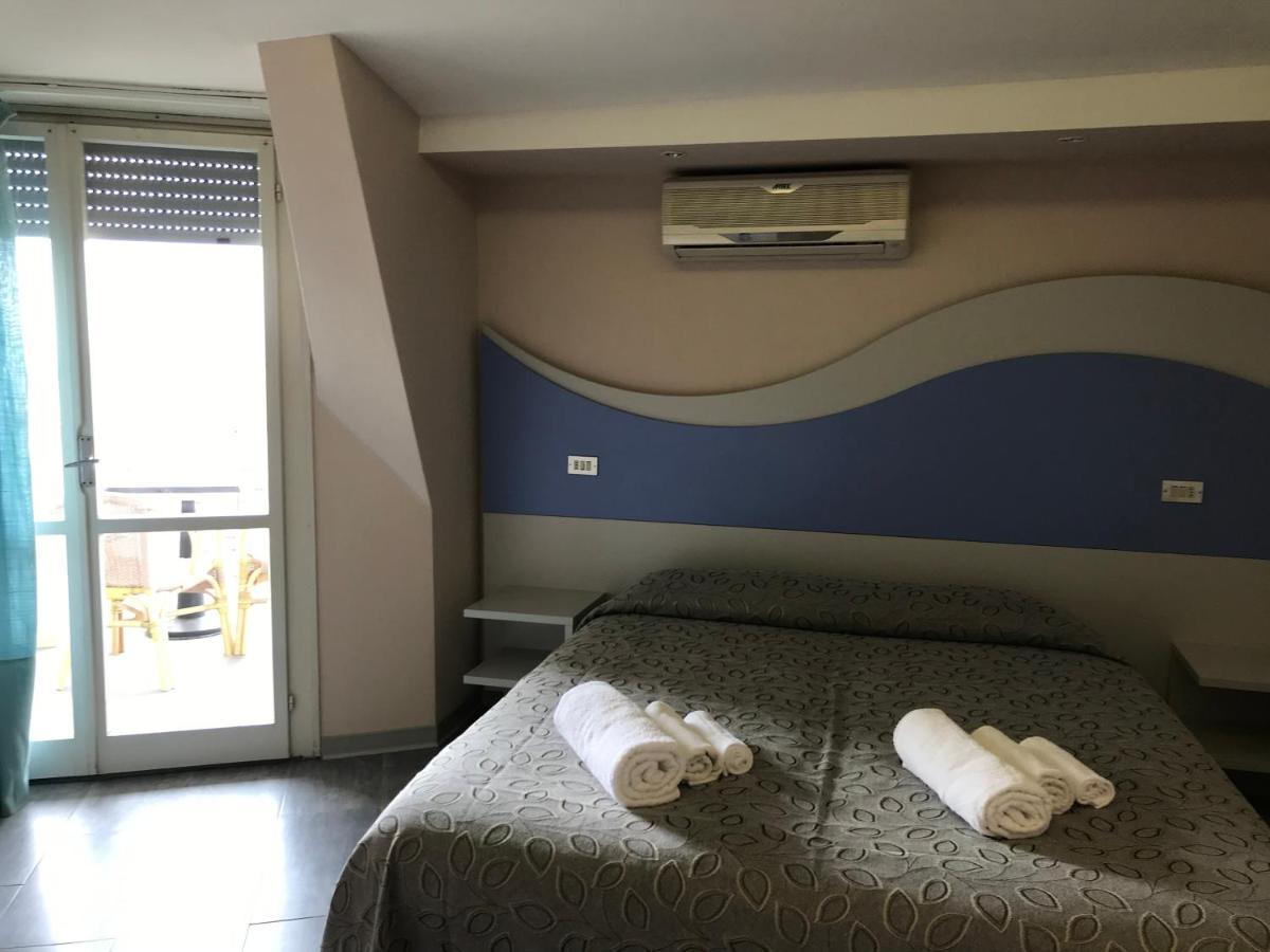 Hotel Moderno - Bed & Breakfast Cervia Bagian luar foto